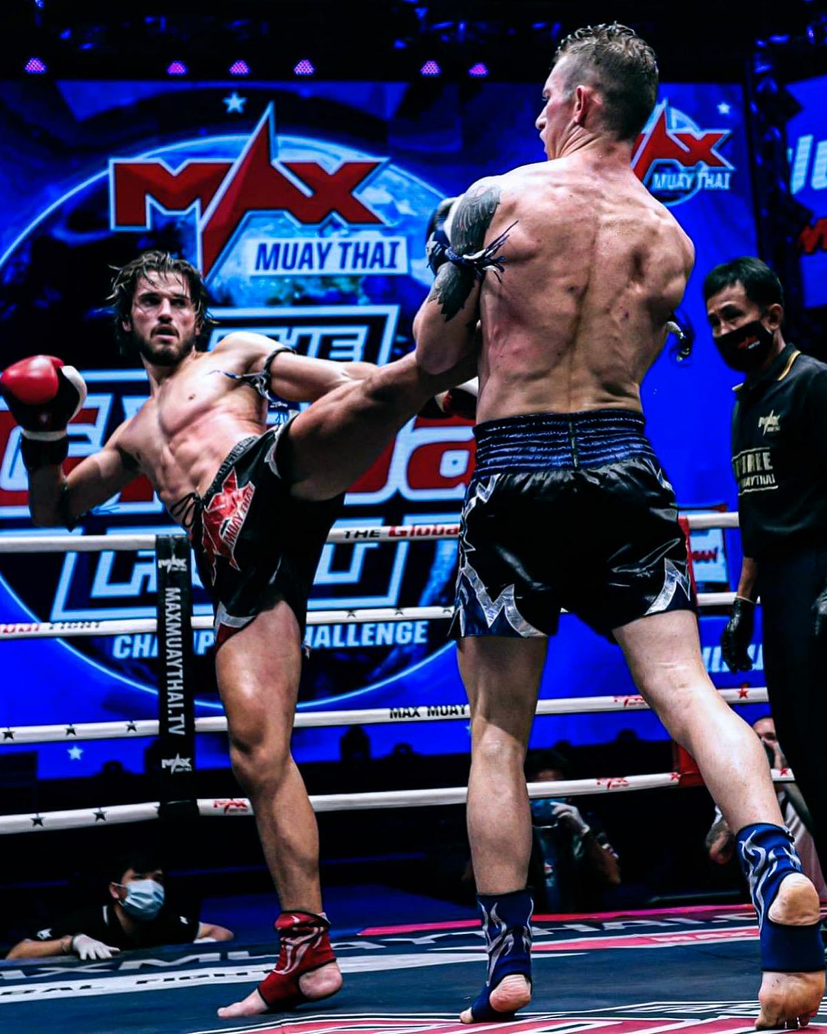 Floris Dissard au high kick, Max Muay Thai