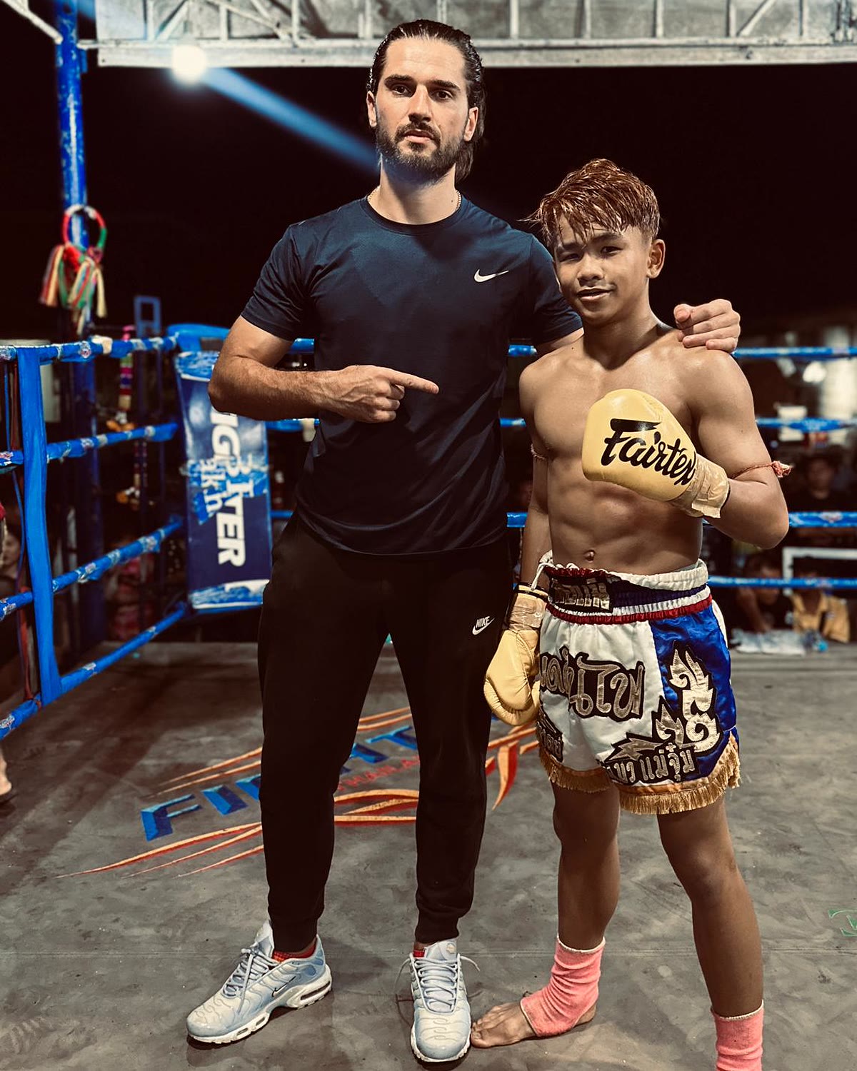 Floris Dissard avec un jeune combattant thaïlandais