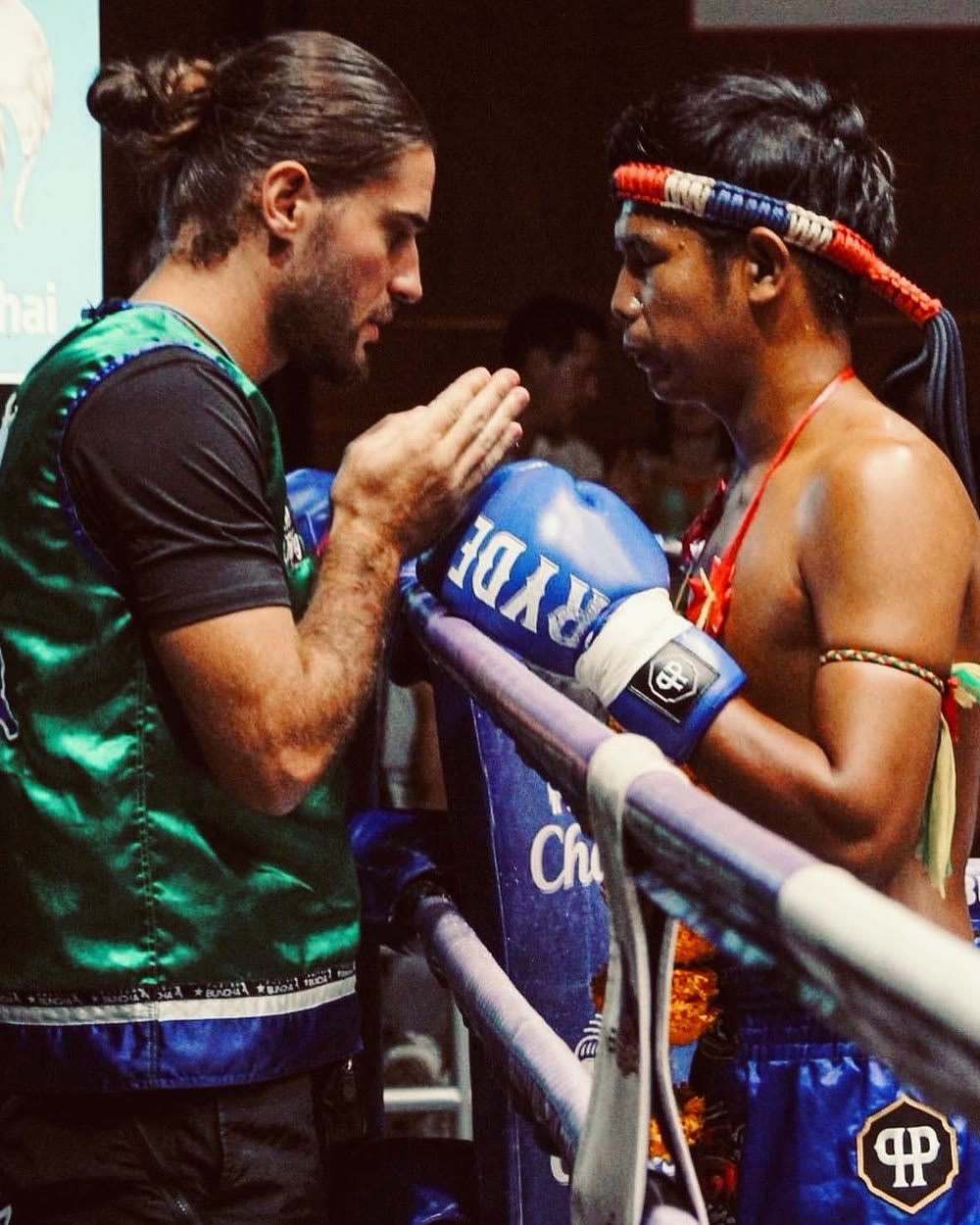 Floris Dissard salue un combattant thaïlandais au bord du ring